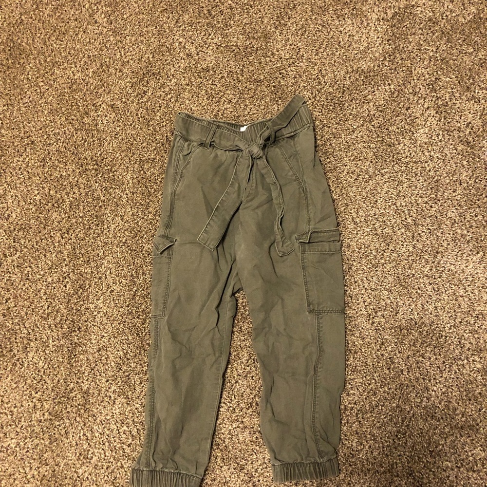 Girl’s Abercrombie hunter green cargo pants. Size 5/6.